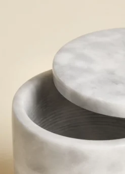 Contenitore in marmo da bagno