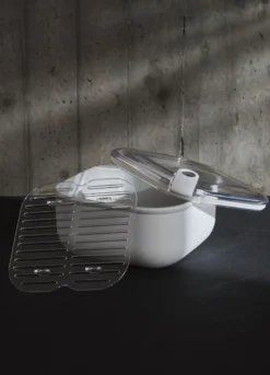 Contenitore per alimenti con doppio coperchio